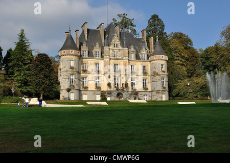 Castello e parco di 'Roche-Bagnoles' o 'Tessé' castello (e anche il municipio) a Bagnoles de l'Orne (Orne, in Normandia, Francia). Foto Stock
