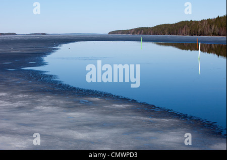 Sciogliere il ghiaccio a Sgela primaverile sul lago Iisvesi , Finlandia Foto Stock