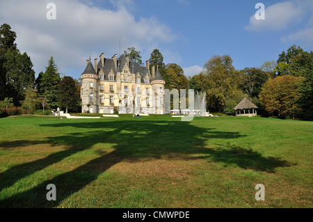 Castello e parco di 'Roche-Bagnoles' o 'Tessé' castello (e anche il municipio) a Bagnoles de l'Orne (Orne, in Normandia, Francia). Foto Stock