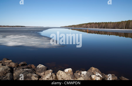 Lo scongelamento del ghiaccio sul lago Iisvesi al disgelo di primavera , Finlandia Foto Stock