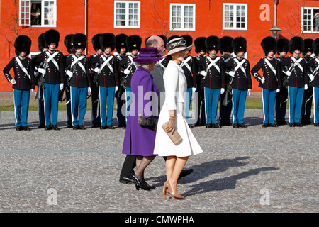 La Danish Crown Princess Maria e Camilla Duchessa di Cornovaglia visita al monumento nazionale di un monumento a Kastellet Cittadella. Foto Stock