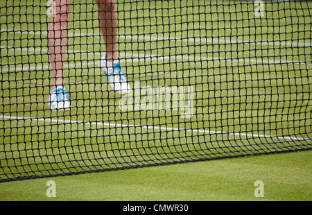 Tennis femminile giocatore gioca a tennis su una corte di erba Foto Stock