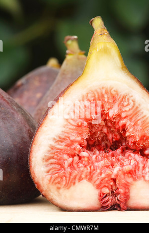 Primo piano di ripe rosso all'interno di un taglio fresco fig Foto Stock
