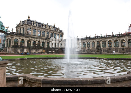 Una fontana in primo piano di una galleria di Dresda. Foto Stock