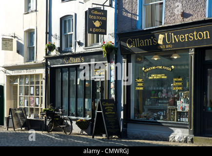 Piccoli negozi indipendenti su Market Street, nella città di Ulverston, Cumbria, Regno Unito Inghilterra Foto Stock