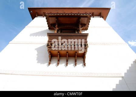 Un intagliati meticolosamente balcone in legno sul lato di Shri Swaminarayan Mandir un tempio indù a Toronto in Canada Foto Stock