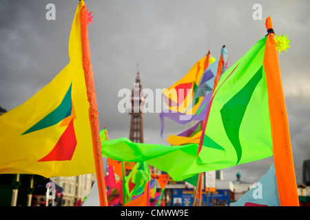 Bandiere colorate che fluttua nel vento con la Blackpool Tower in background Foto Stock