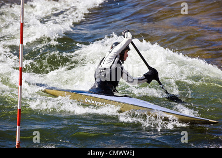 Femmina di whitewater Kayak slalom racer, Arkansas River, Salida, Colorado, STATI UNITI D'AMERICA Foto Stock