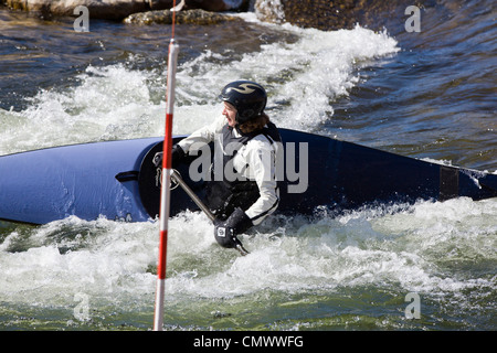 Femmina di whitewater Kayak slalom racer, Arkansas River, Salida, Colorado, STATI UNITI D'AMERICA Foto Stock