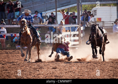 Steer wrestling (noto anche come bulldogging) concorrenza a Mt Garnet Rodeo. Mt Granato, Queensland, Australia Foto Stock