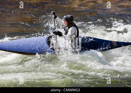 Femmina di whitewater Kayak slalom racer, Arkansas River, Salida, Colorado, STATI UNITI D'AMERICA Foto Stock