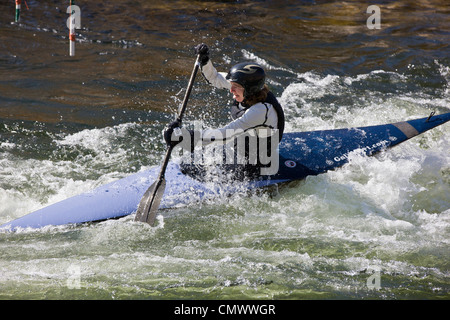 Femmina di whitewater Kayak slalom racer, Arkansas River, Salida, Colorado, STATI UNITI D'AMERICA Foto Stock