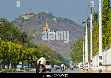 Scena di strada con Mandalay Hill in distanza, Mandalay Myanmar Foto Stock