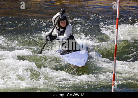 Femmina di whitewater Kayak slalom racer, Arkansas River, Salida, Colorado, STATI UNITI D'AMERICA Foto Stock