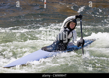 Femmina di whitewater Kayak slalom racer, Arkansas River, Salida, Colorado, STATI UNITI D'AMERICA Foto Stock