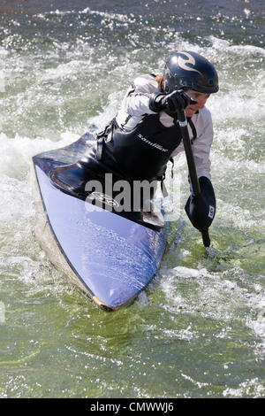 Femmina di whitewater Kayak slalom racer, Arkansas River, Salida, Colorado, STATI UNITI D'AMERICA Foto Stock