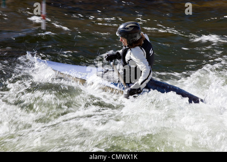 Femmina di whitewater Kayak slalom racer, Arkansas River, Salida, Colorado, STATI UNITI D'AMERICA Foto Stock