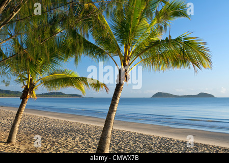 Kewarra Beach all'alba con doppio isola in background. Kewarra Beach, Cairns, Queensland, Australia Foto Stock