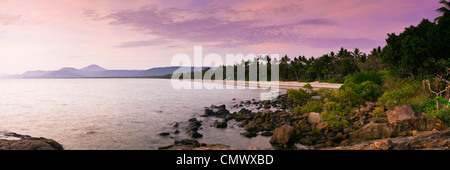 Vista lungo la spiaggia di Four Mile al crepuscolo. Port Douglas, Queensland, Australia Foto Stock