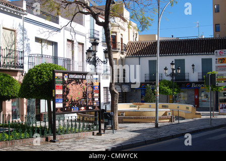 Via dello shopping nel centro città, Coin, provincia di Malaga, Andalusia, Spagna, Europa occidentale. Foto Stock