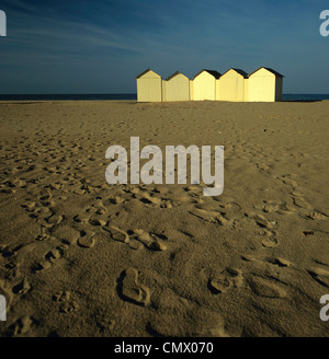 Ouistreham. Beach capanne sotto un cielo tempestoso. Calvados. Normandia. Francia Foto Stock