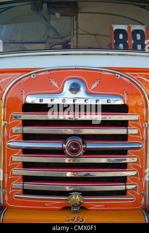 La parte anteriore del vecchio giallo Leyland Bus, Malta, Mediterraneo, Europa Foto Stock