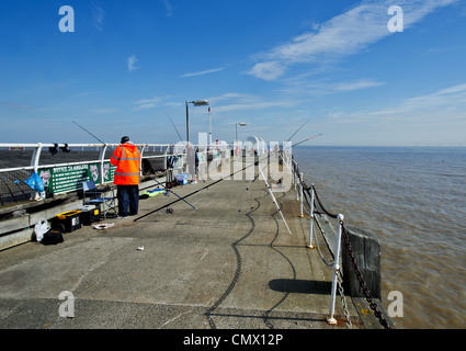 Persone di pesca da Clacton Pier Foto Stock