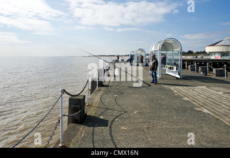 Persone di pesca da Clacton Pier Foto Stock