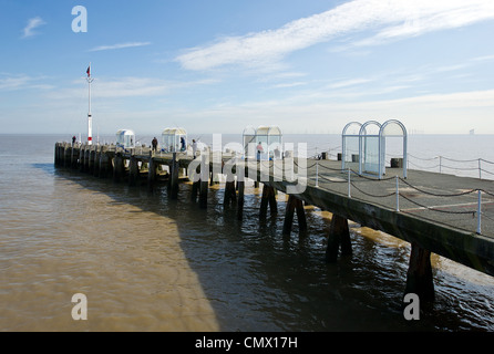 Persone di pesca da Clacton Pier Foto Stock