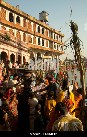 Offerte di preghiera nel fiume indiano Foto Stock