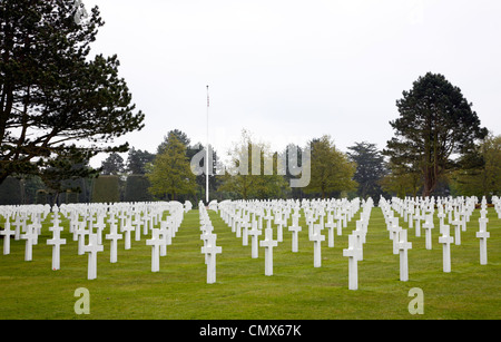 Croci Bianche e le tombe in Normandia Cimitero e memoriale americano a Omaha Beach, in Normandia, Francia, vicino a Bayeux. Foto Stock