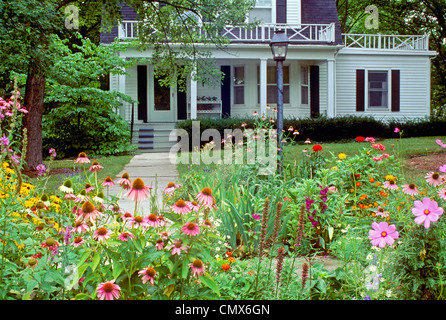 Bianchi infissi casa con giardino cottage che conduce al portico anteriore, Maine, Stati Uniti d'America Foto Stock