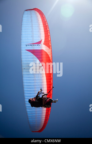 Parapendio in tandem decrescente per la spiaggia di Camps Bay - Cape Town Foto Stock