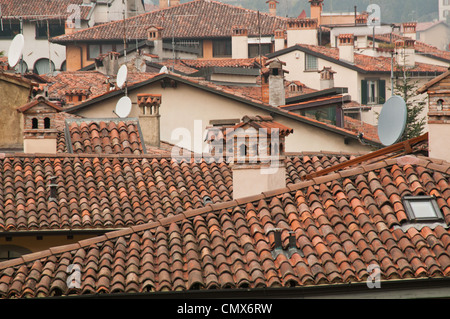 Vista della zona residenziale di vecchio alloggiamento in Bergamo Italia Foto Stock