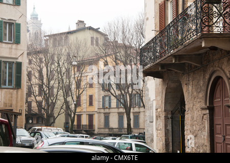 Vista della zona residenziale di vecchio alloggiamento in Bergamo Italia Foto Stock