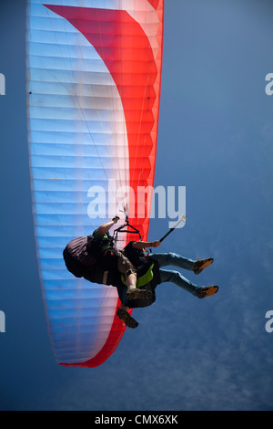 Parapendio in tandem decrescente per la spiaggia di Camps Bay - Cape Town Foto Stock