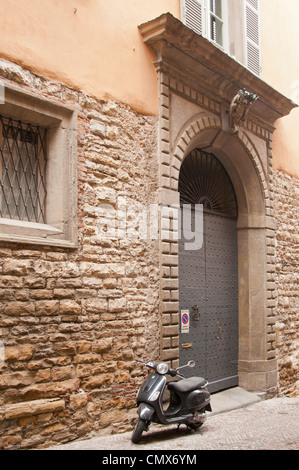 Vista della zona residenziale di vecchio alloggiamento in Bergamo Italia Foto Stock