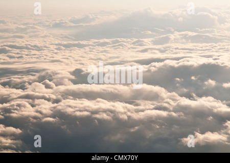 Immagine dalla cabina di un aereo sopra le nuvole. Foto Stock