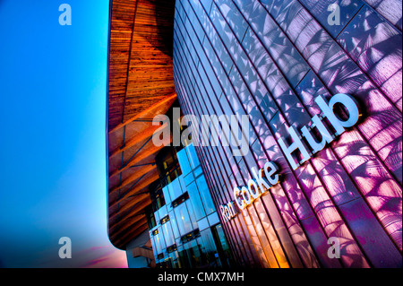 Facciata rivestita in rame del Ron Cooke Hub edificio al tramonto, York University. York. Foto Stock