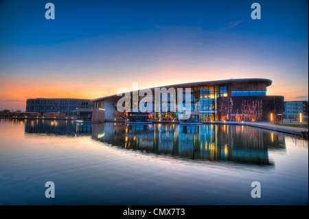 Ron Cooke Hub un edificio contemporaneo nel campus est della York University al tramonto. Foto Stock