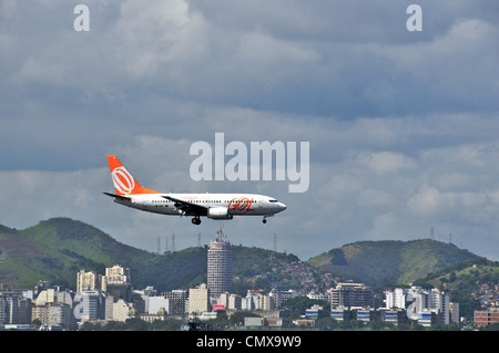 Gol di atterraggio aereo all'aeroporto Santos Dumont di Rio de Janeiro in Brasile, dietro Niteroi city Foto Stock