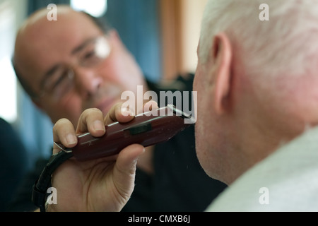 London Ontario, Canada - 28 Marzo 2012. Vincenzo Ioele di 'Vince il Barbiere" appare dopo il cliente regolare George Stovel. Foto Stock