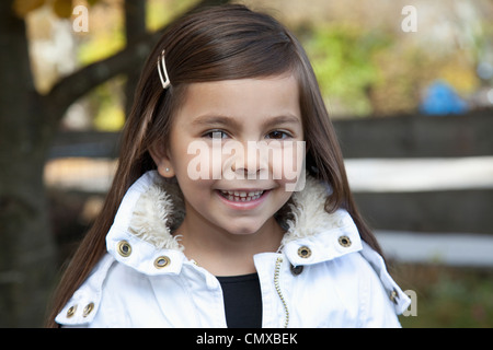 Germania, Huglfing, ragazza sorridente, ritratto Foto Stock