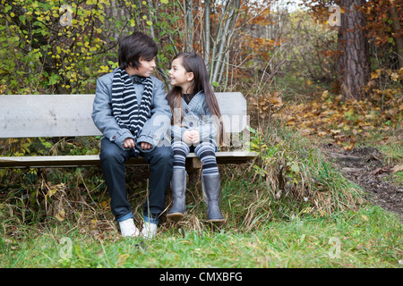 Germania, Huglfing, un ragazzo e una ragazza guardando ogni altro, sorridente Foto Stock