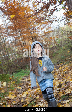 Germania, Huglfing, ragazza con foglia, sorridente, ritratto Foto Stock