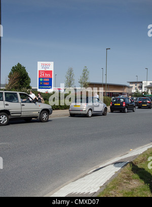 Code di combustibile durante la fase di potenziale scioperi a Brockworth, Gloucester Foto Stock