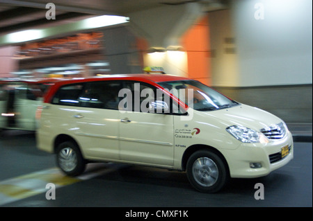 Taxi dall'aeroporto di Dubai, Emirati Arabi Uniti, Emirati arabi uniti, accelerando la distanza con motion blur Foto Stock