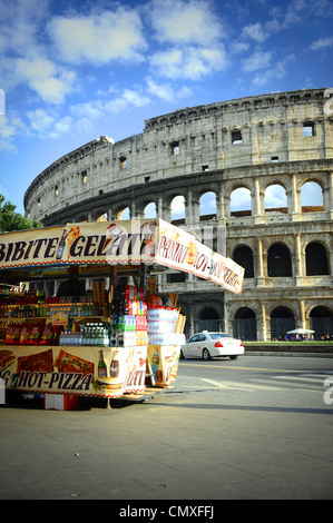 Carrello per le strade di Roma la vendita di bevande fredde, gelati e panini per i turisti. Foto Stock