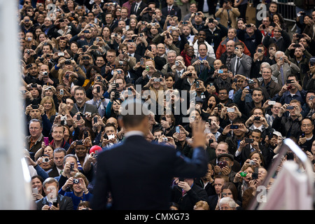 Il presidente Barack Obama esce un 787 Dreamliner per salutare i lavoratori e fornire commenti all'Boeing-Everett Stabilimento di produzione febbraio 17, 2012 a Everett, WA. Foto Stock