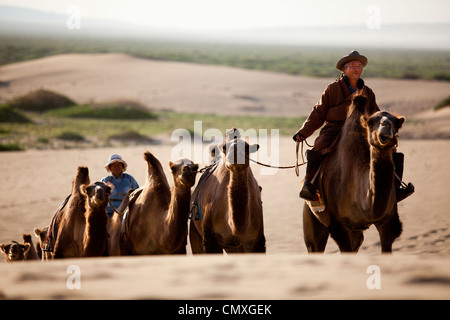 Il cammello e il ciclista a piedi il deserto di Gobi Khongor a duna di sabbia, Mongolia Foto Stock